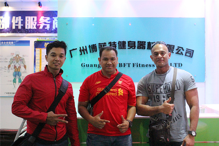 马来西亚客户来中国广州博菲特健身器材有限公司为他们的健身房采购商用健身器材