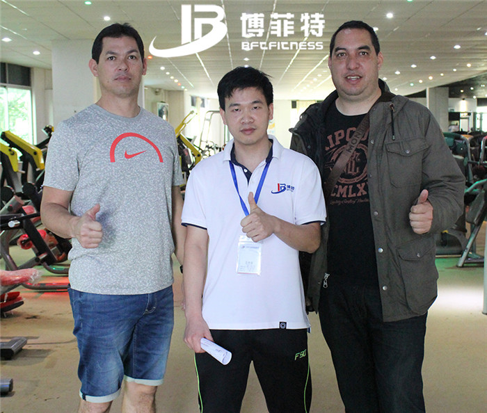 新西兰客户来中国广州博菲特健身器材有限公司为他们的健身房采购商用健身器材