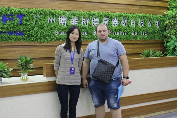 俄罗斯客户来中国找跑步机工厂