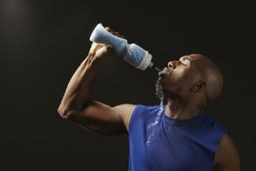 健身时喝水