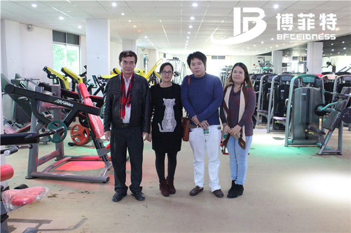泰国客户来中国广州博菲特健身器材有限公司进口健身器材