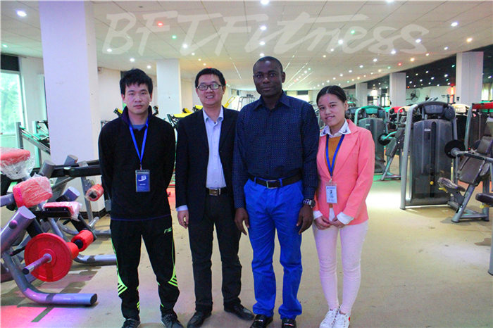 尼日利亚客户来中国广州博菲特健身器材有限公司进口健身器材