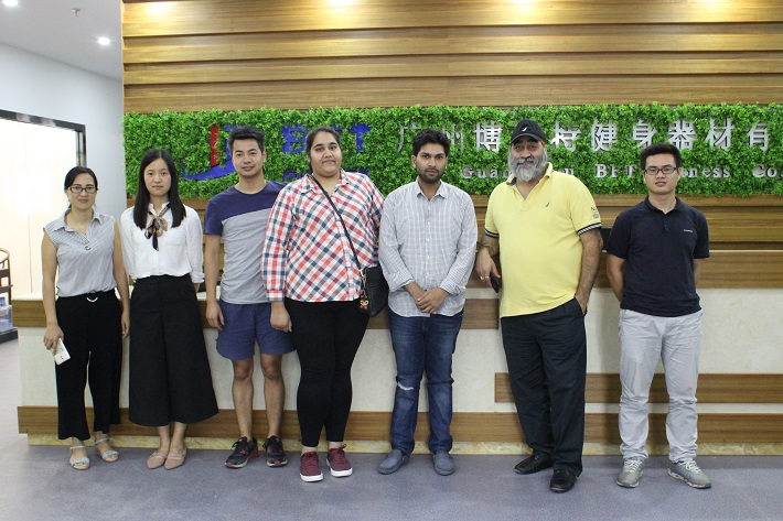 印度客户来中国进口健身房器材